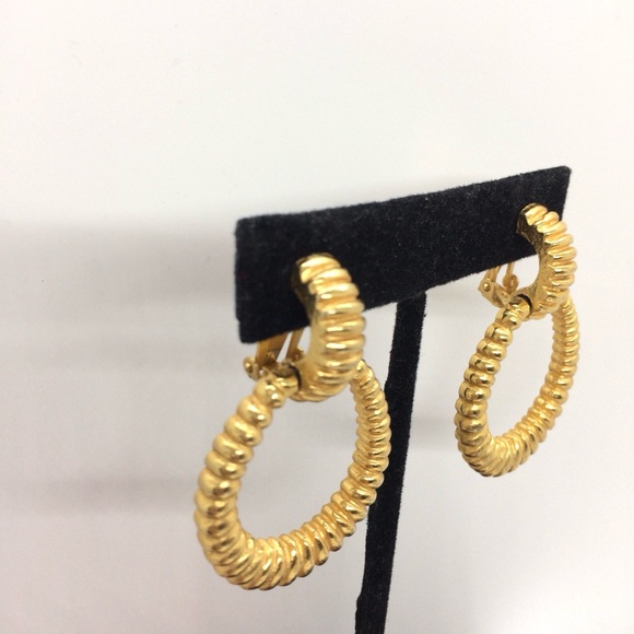 VINTAGE 80S 90S GOLD TONE SHRIMP DOOR KNOCKER TEXTURED CLIP-ON HOOP EARRINGS 2” - Picture 3 of 10